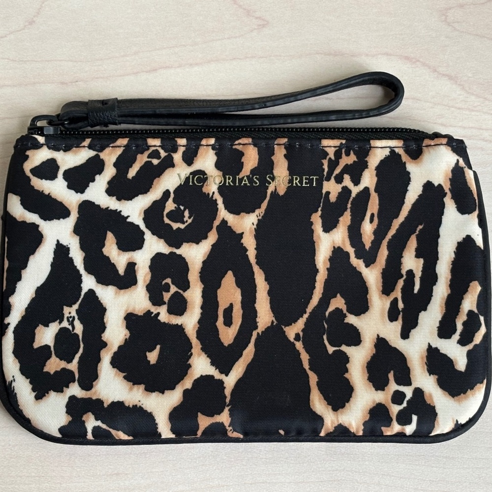 New Victoria’s Secret Leopard Zippered Wristlet w/ Keychain Detail